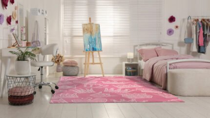 Dječiji tepih Ritmo Kids 24RWR soba sa bijelim krunama na roze podlozi