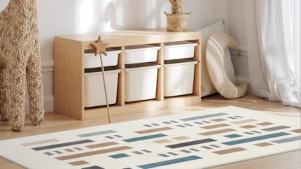 Dječiji tepih Saga Kids 46WHW šareni geometrijski dezen u bež, plavim i sivim tonovima