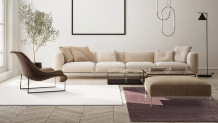 Tepih Gala 01WWW 01BBB u dnevnoj sobi sa elegantnim enterijerom i modernim svijetlim stilom