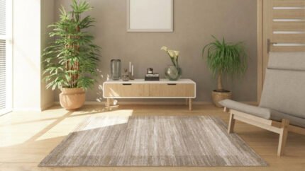 Tepih Mondo 01EBB u sobi sa elegantnim bež tonovima i modernim dezenom