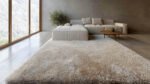 Tepih Pleasure 01EWE u dnevnoj sobi, bež čupavi model sa bijelim nitima