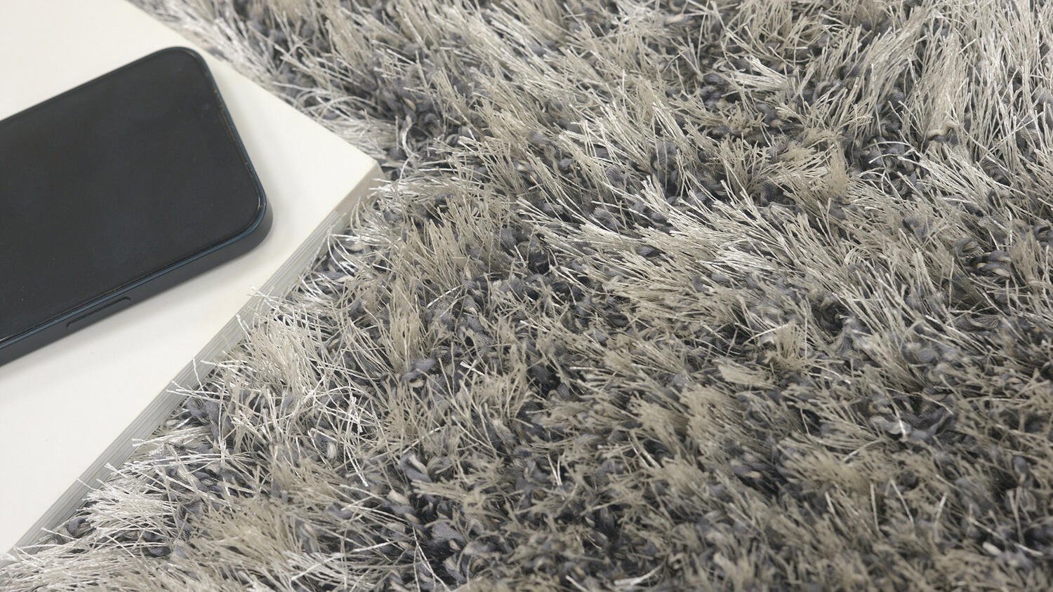 Tepih Pleasure 01GGG detalj teksture, sivi čupavi model sa bijelim nitima