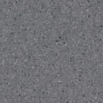 Antistatički pod iQ Toro SC Black Grey 0578 u tamnosivom granuliranom dezenu i diskretnim tamnim detaljima za operacione sale, rendgen sobe, laboratorije, čiste sobe i pozorišta.