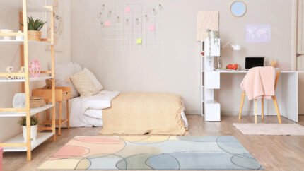 Tepih Sunny 11BWB u spavaćoj sobi sa modernim geometrijskim dezenom u pastelnim tonovima