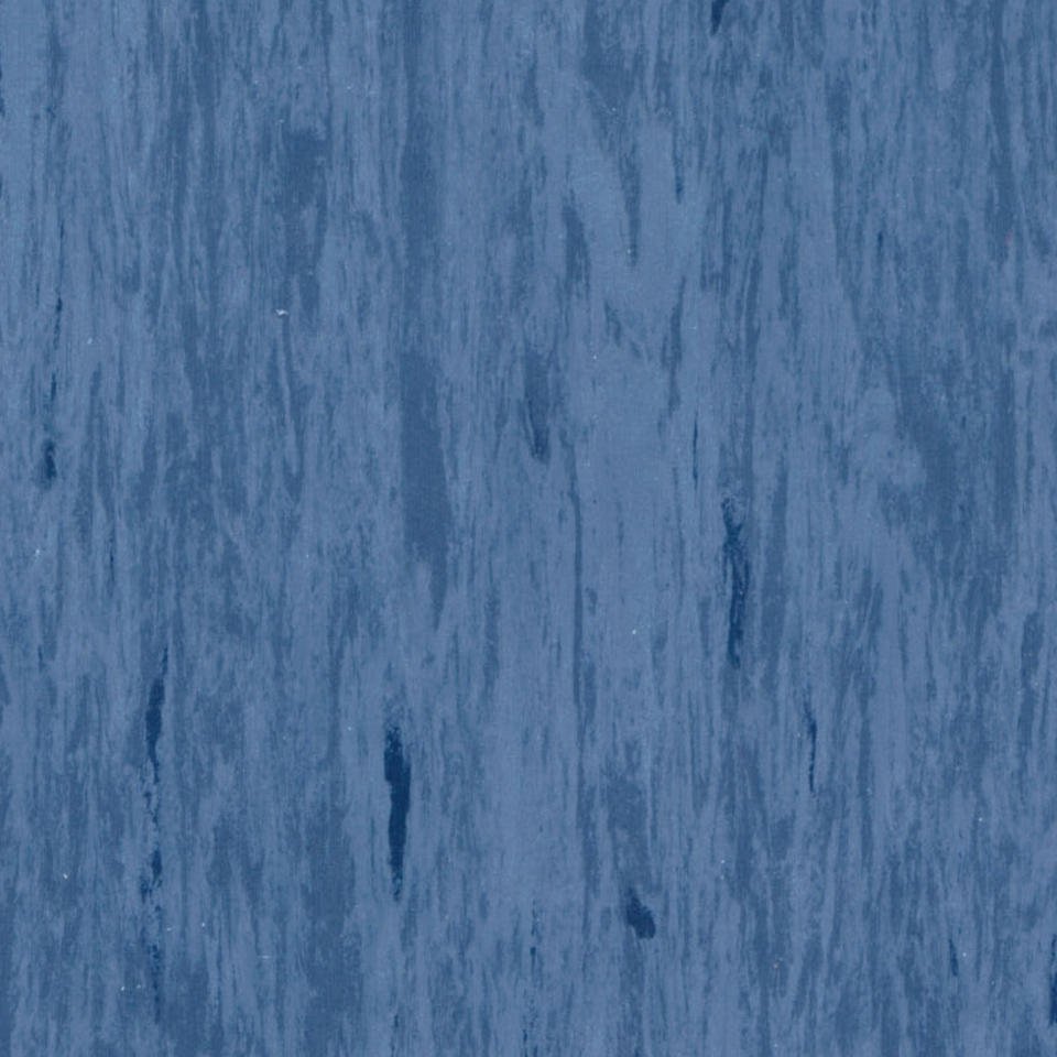 homogeni-vinil-pod-standard-plus-dark-blue-0493 Homogeni vinil pod Standard Plus (2,0 mm) Dark Blue 0493 u plavom linearnom dezenu za prostore sa velikom frekvencijom kretanja